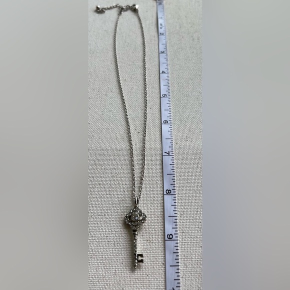 Elegant Silver Key Pendant Necklace - Picture 4 of 4